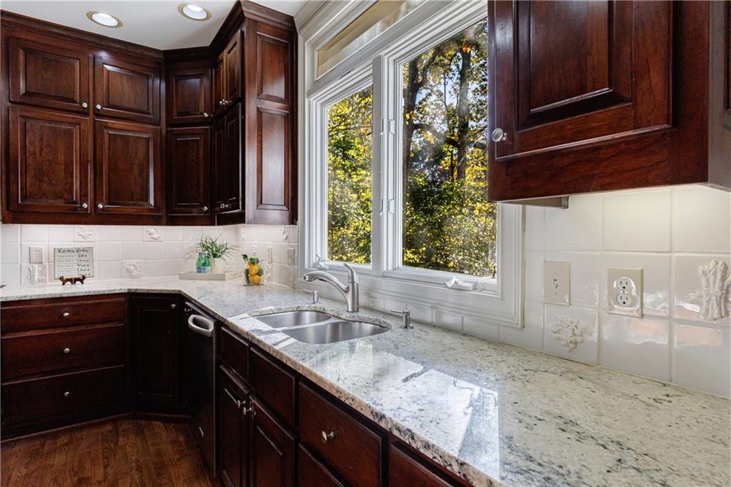 15 Vickwood Court NE