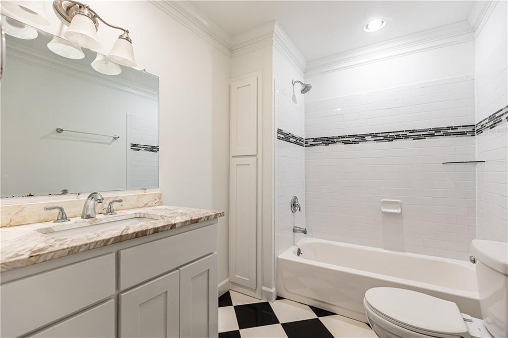 2580 Hawthorne Drive NE