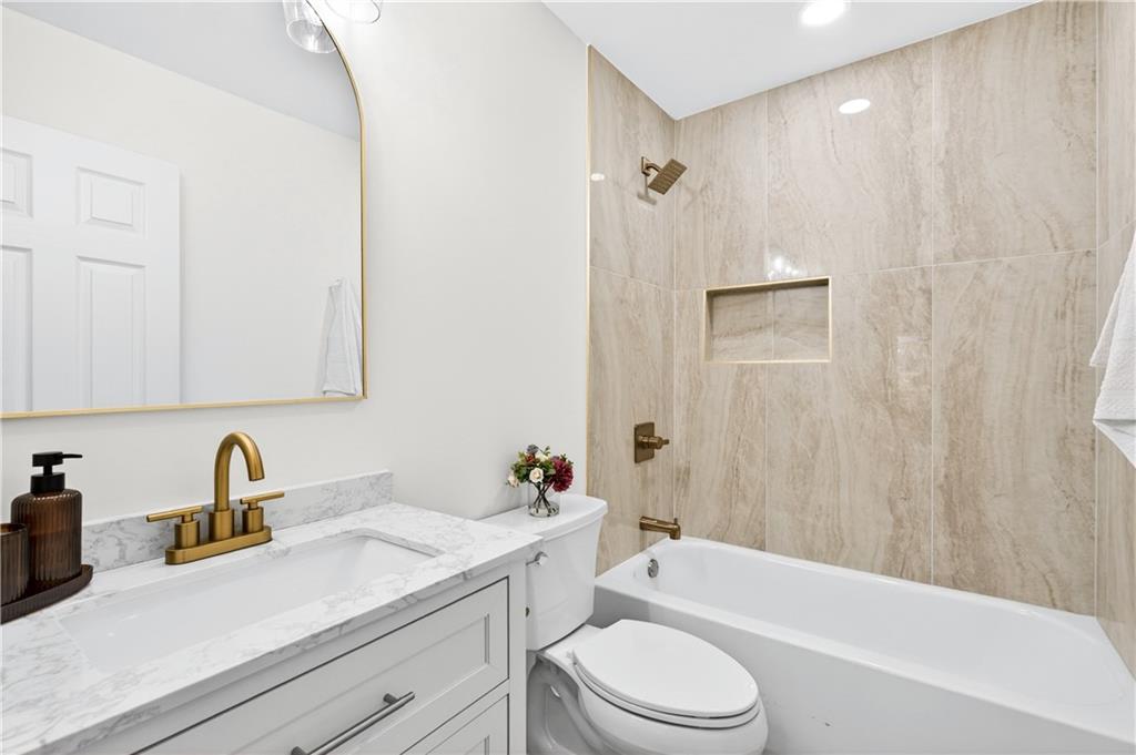 2720 Ivanhoe Lane SE