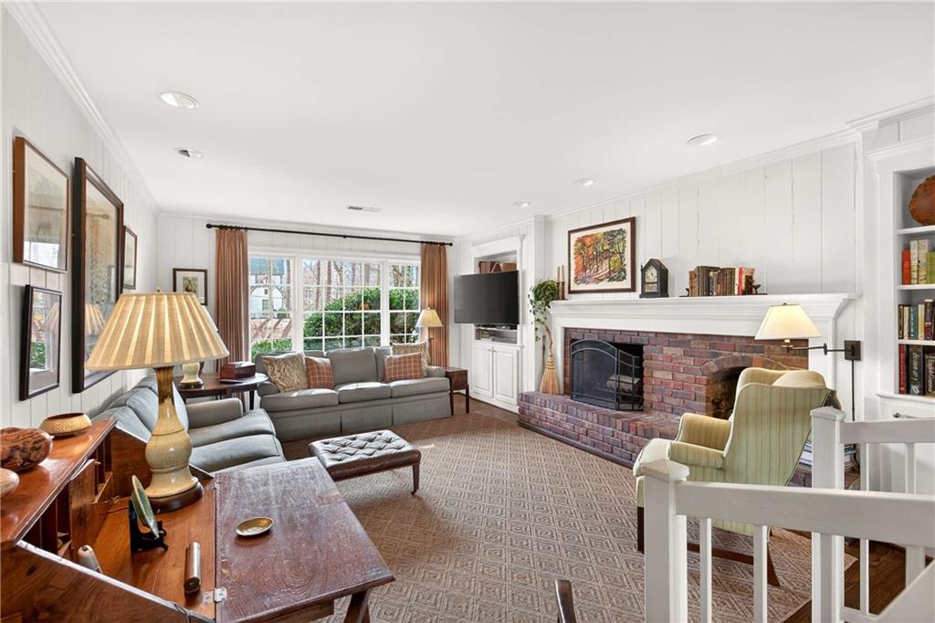 1833 Castleway Lane NE