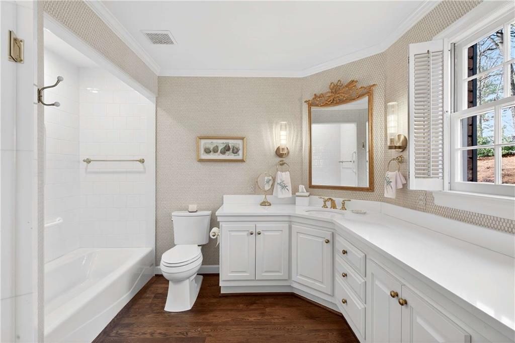 1833 Castleway Lane NE