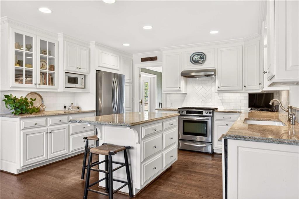 1833 Castleway Lane NE