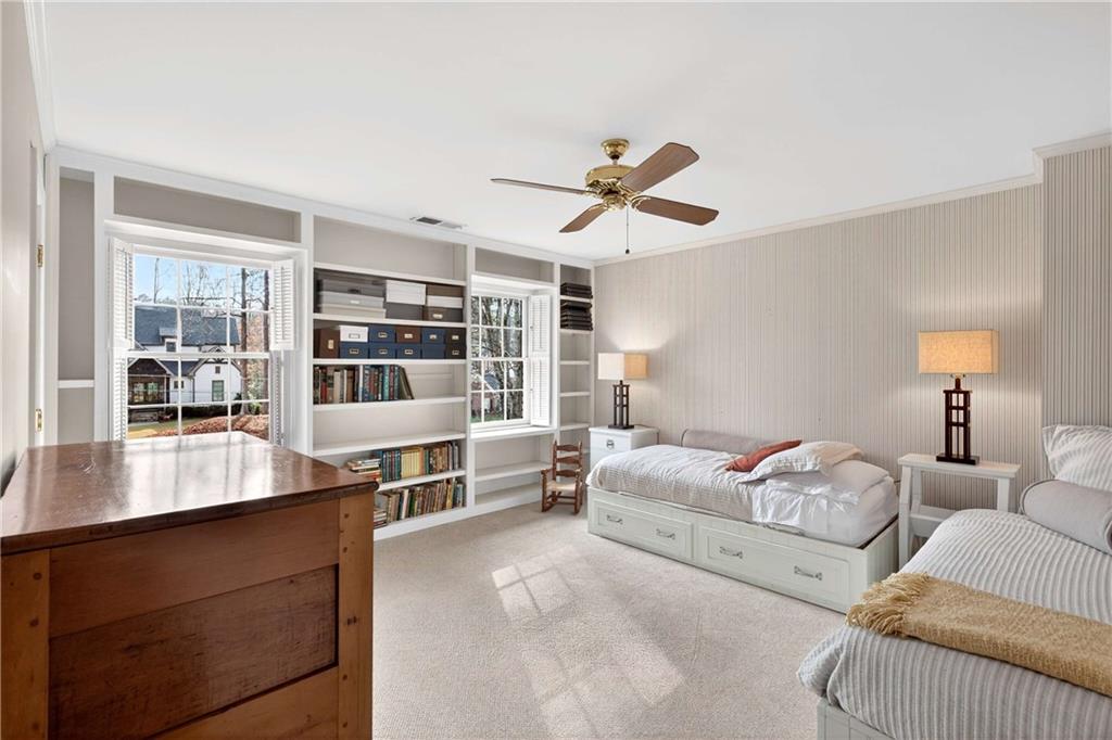 1833 Castleway Lane NE