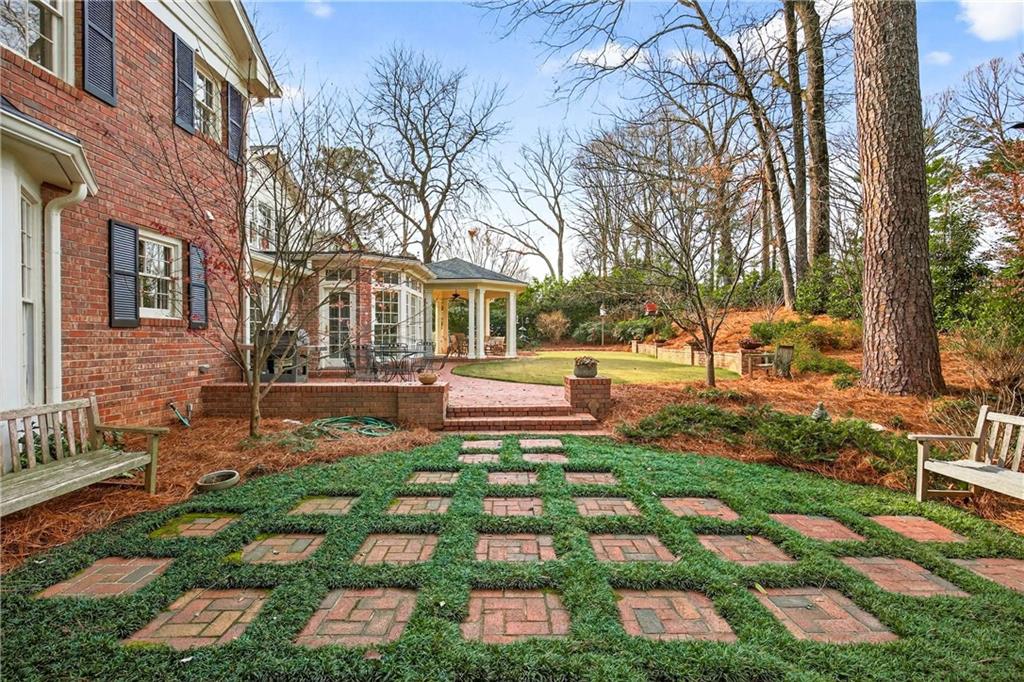 1833 Castleway Lane NE