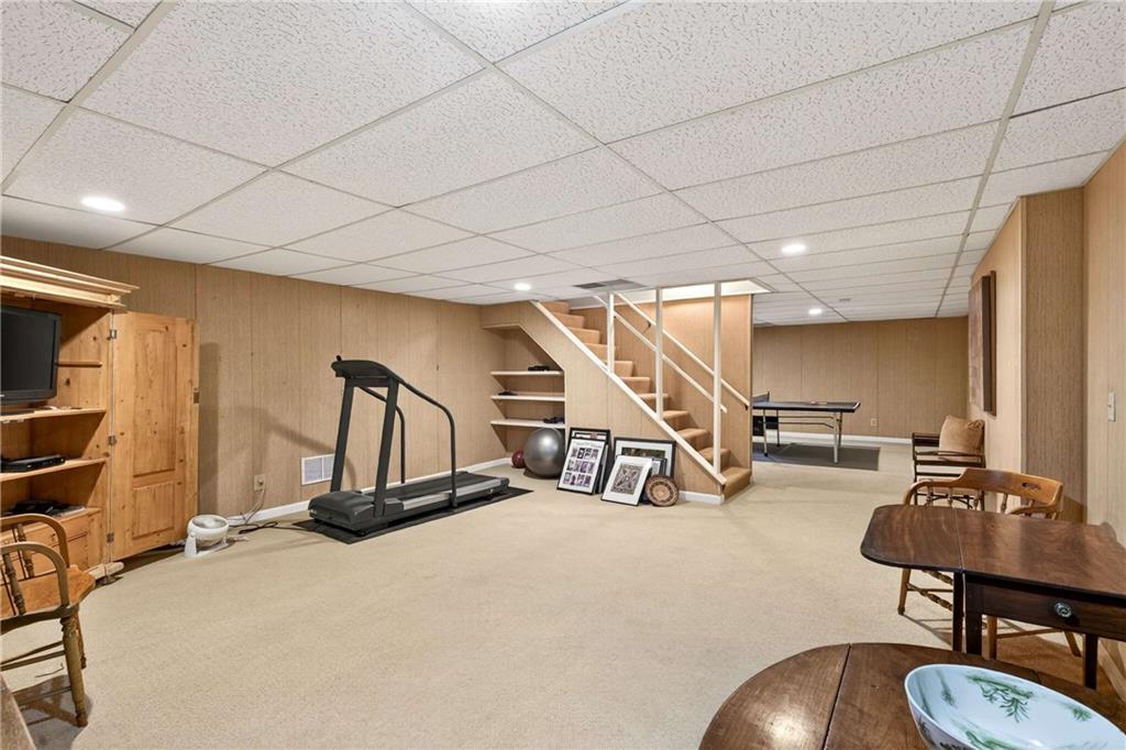 1833 Castleway Lane NE