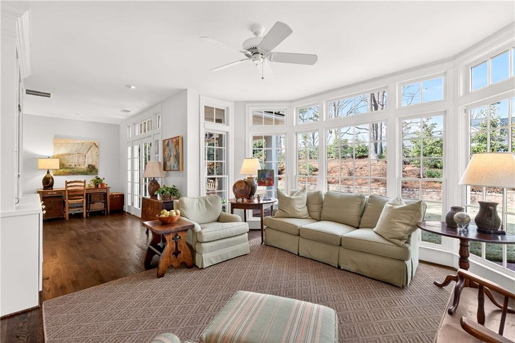 1833 Castleway Lane NE