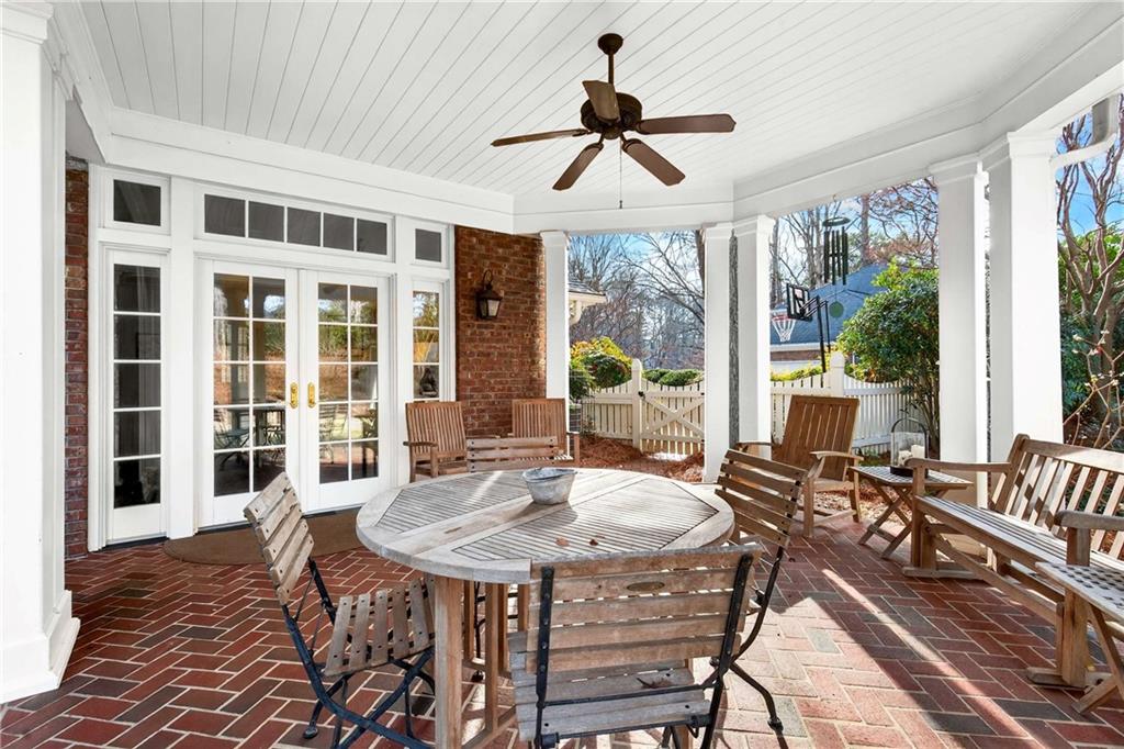 1833 Castleway Lane NE