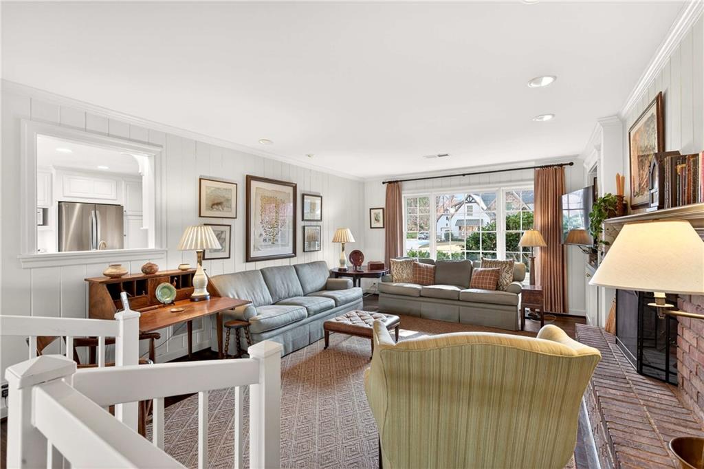 1833 Castleway Lane NE