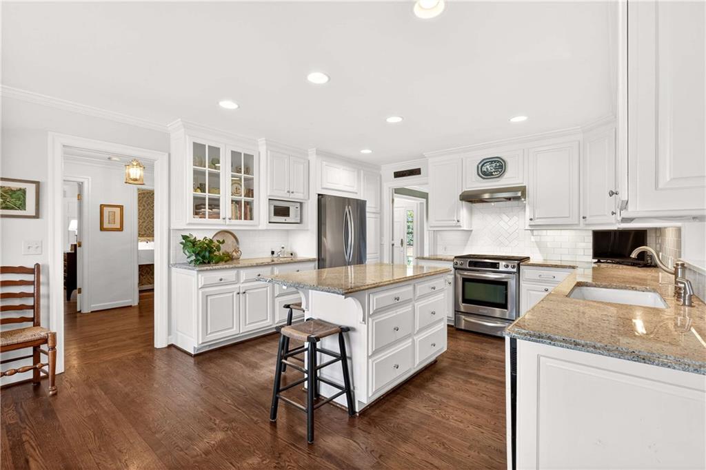 1833 Castleway Lane NE