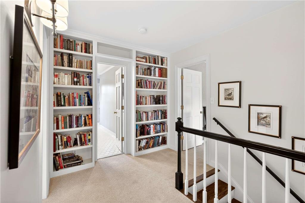 1833 Castleway Lane NE