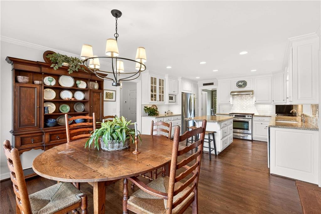 1833 Castleway Lane NE