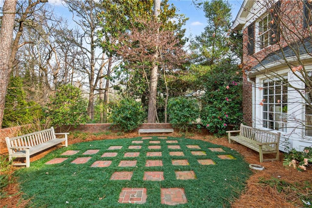 1833 Castleway Lane NE