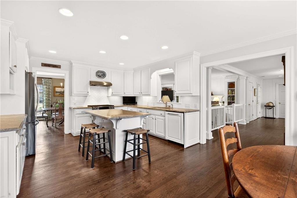 1833 Castleway Lane NE