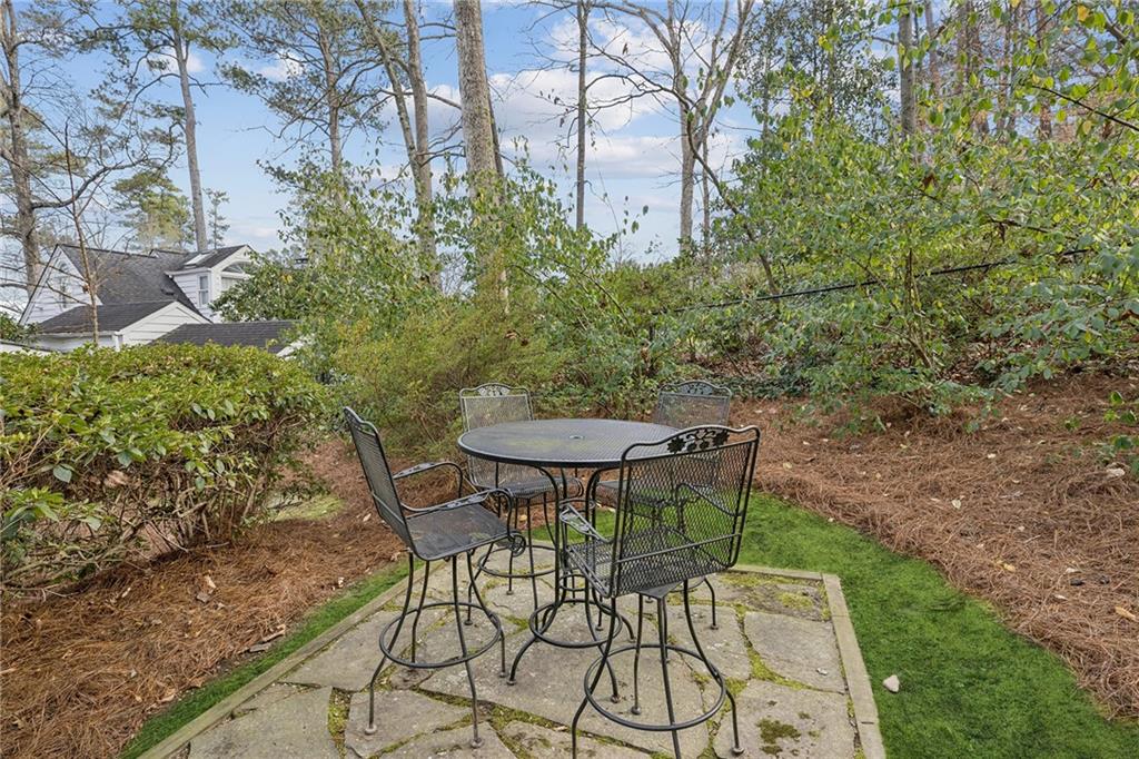 686 Longwood Drive NW