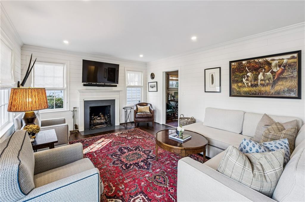 686 Longwood Drive NW