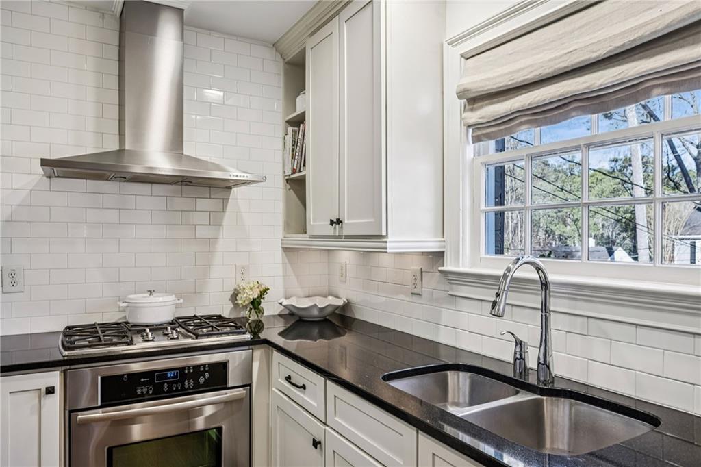 686 Longwood Drive NW