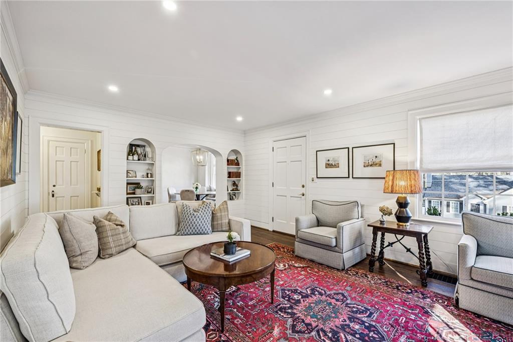 686 Longwood Drive NW