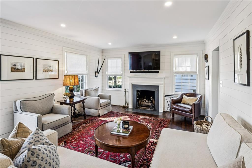 686 Longwood Drive NW