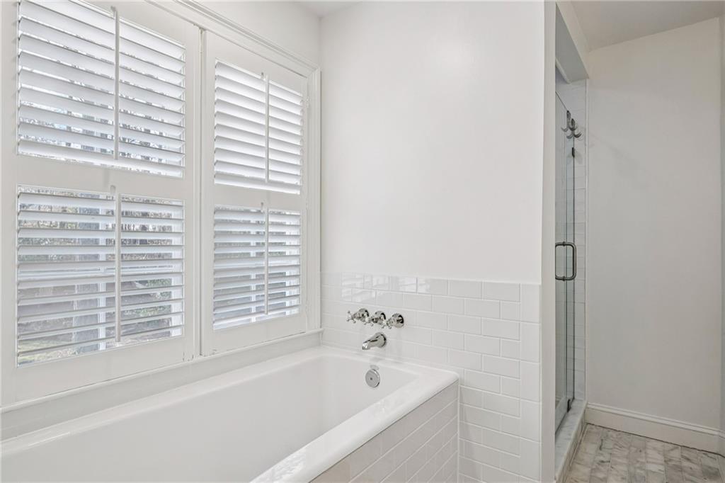 686 Longwood Drive NW