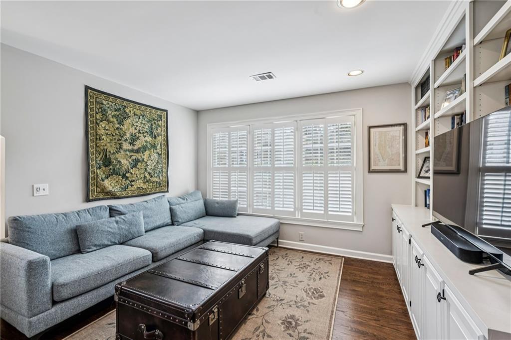 686 Longwood Drive NW