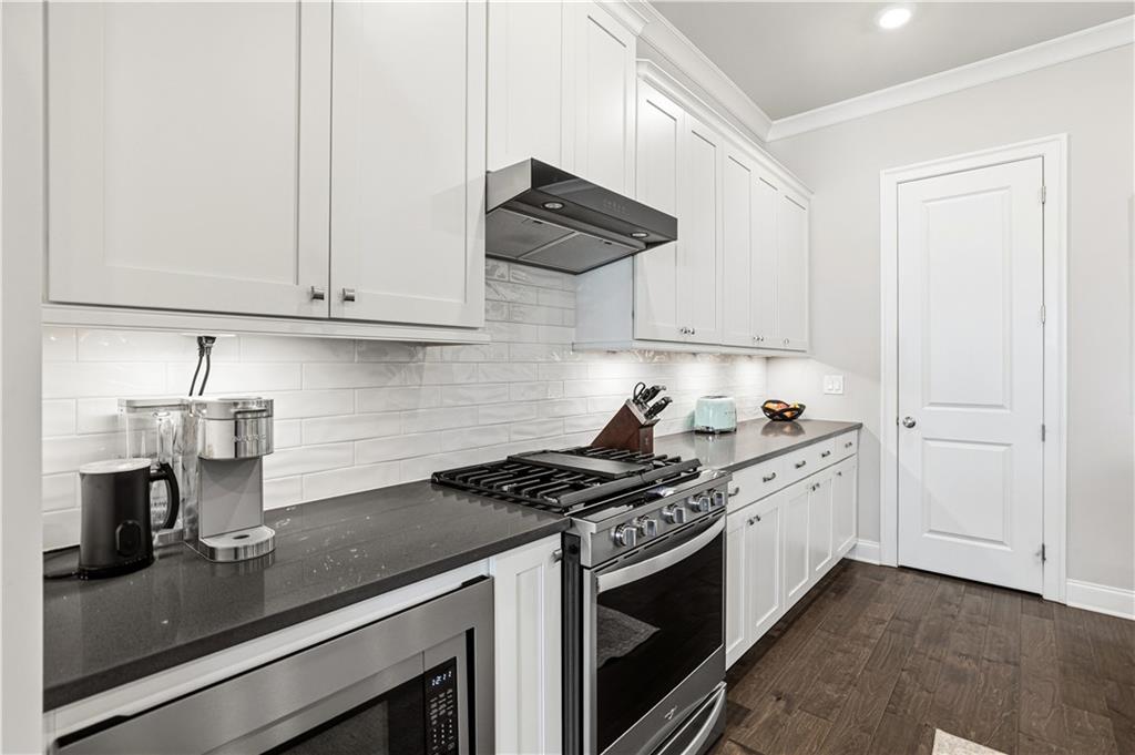 1829 La Dawn Lane NW