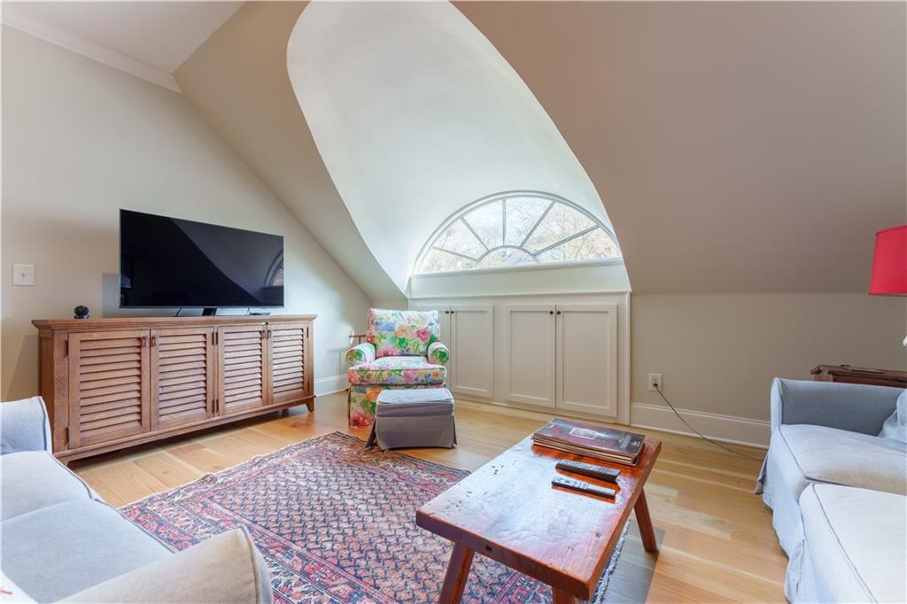 2394 Montview Drive NW