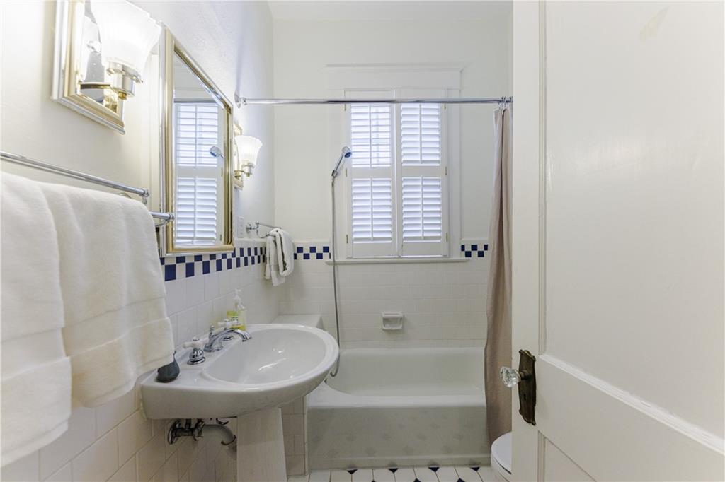 654 Cresthill Avenue NE