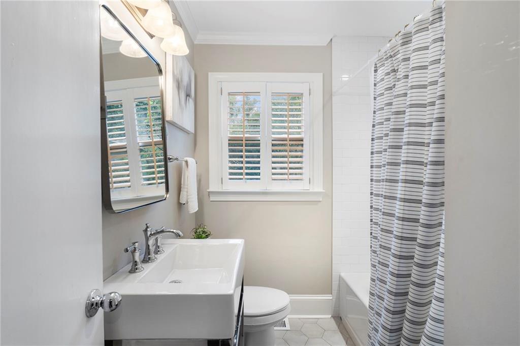 82 Lakeland Drive NW