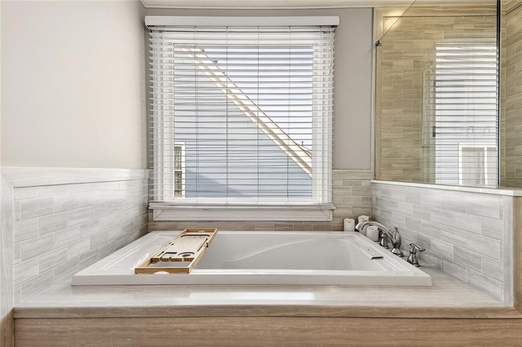 1533 Gilstrap Lane NW