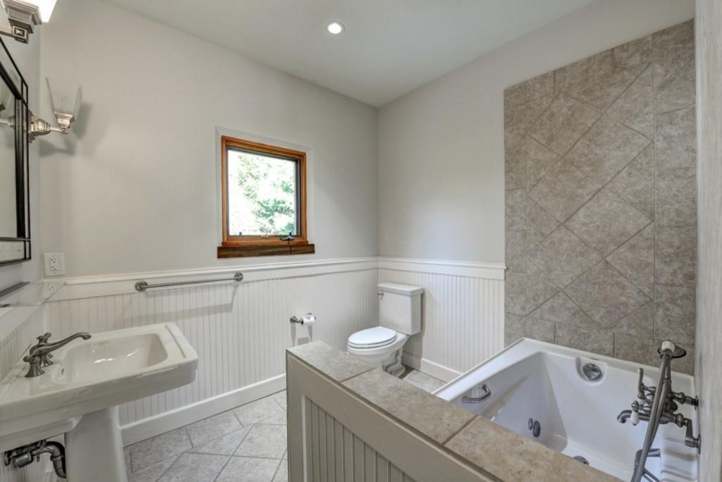 1090 Vista Trail NE