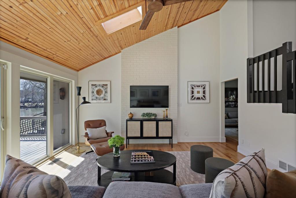 4092 Columns Drive