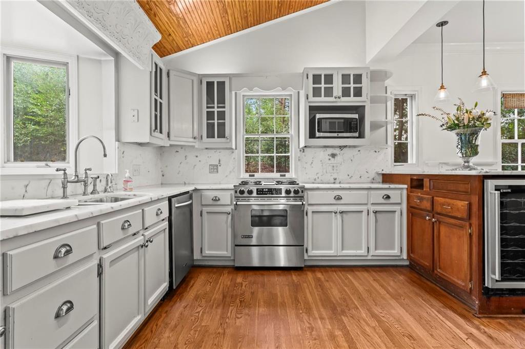 332 Brentwood Drive NE