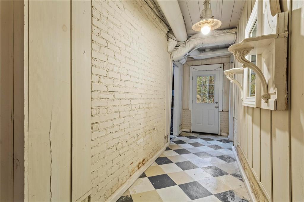 332 Brentwood Drive NE