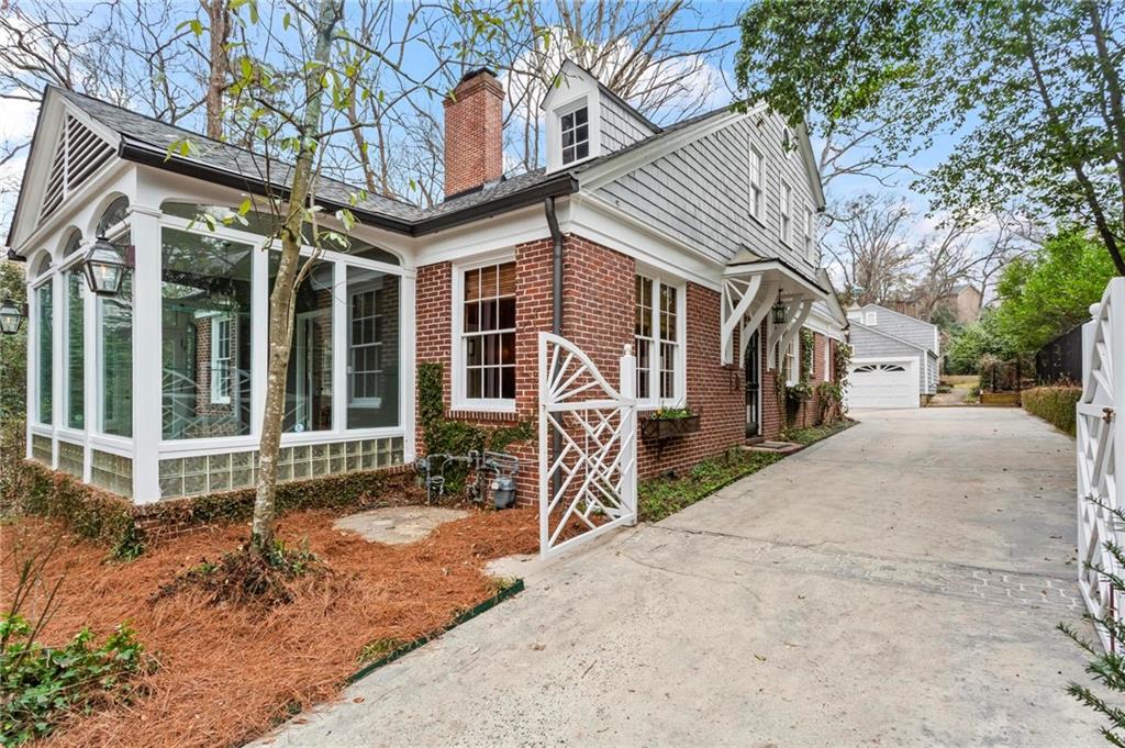 332 Brentwood Drive NE