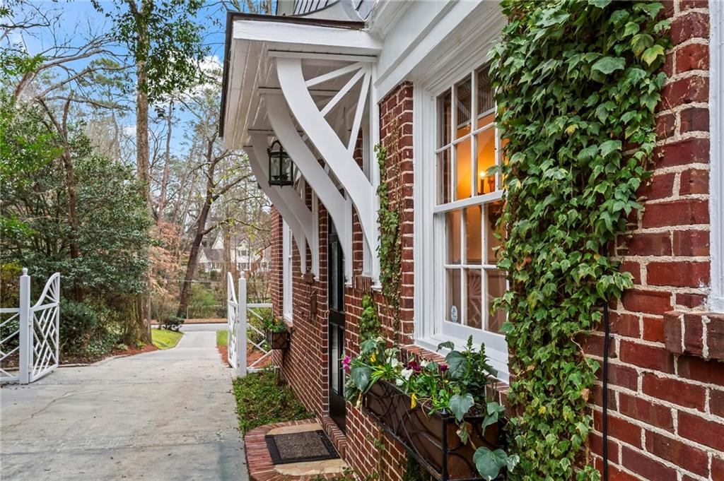 332 Brentwood Drive NE