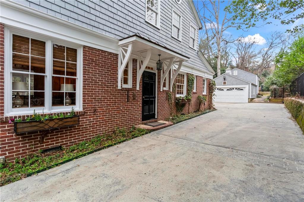 332 Brentwood Drive NE