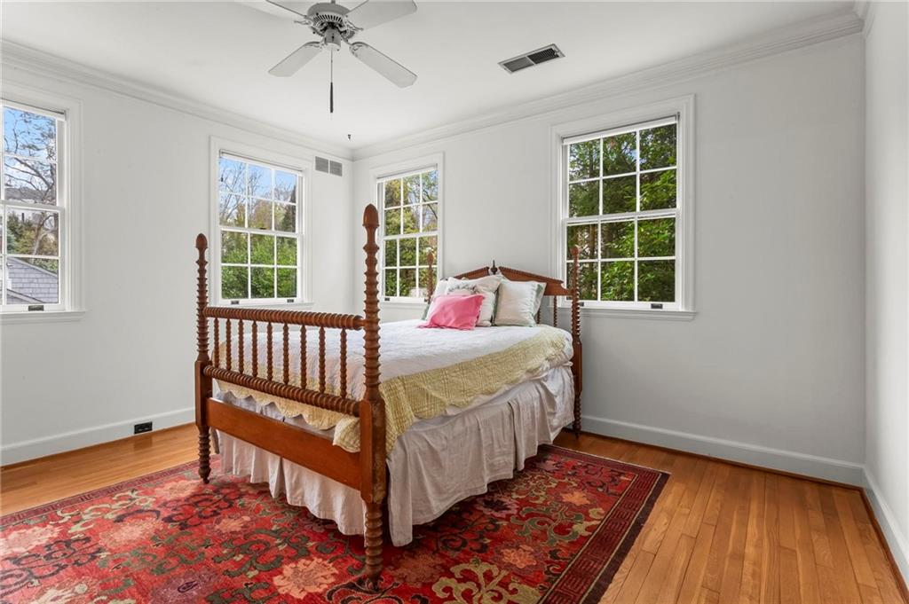 332 Brentwood Drive NE