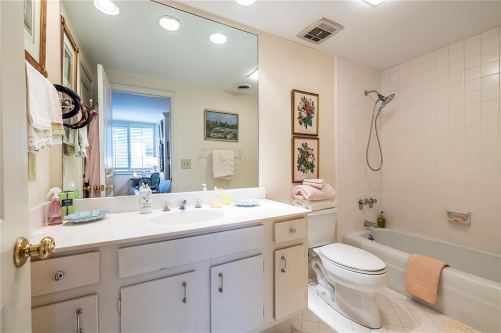 2734 Peachtree Road NW Unit A404