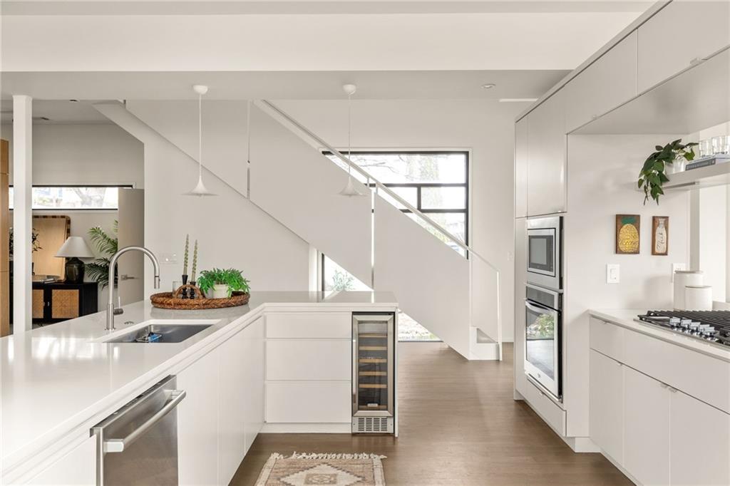 422 Glen Iris Drive NE