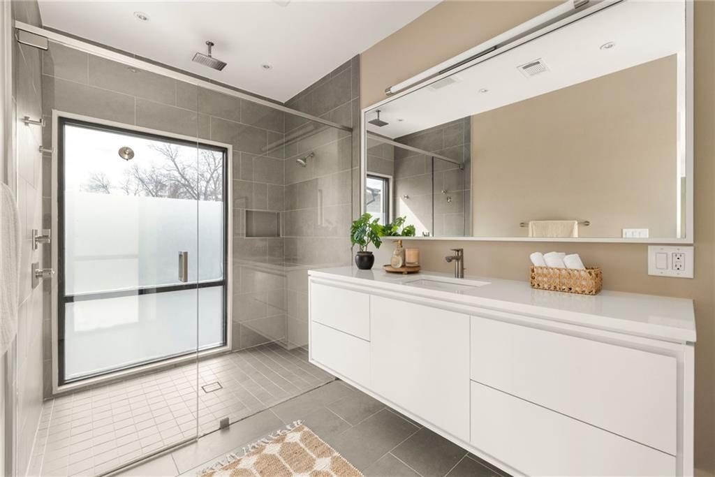 422 Glen Iris Drive NE