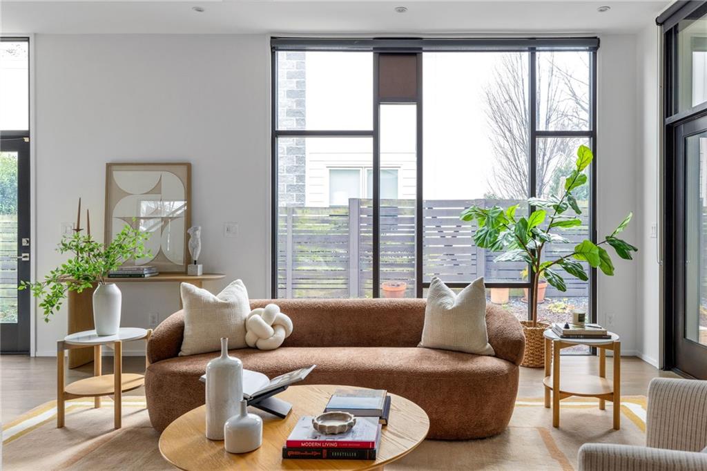 422 Glen Iris Drive NE