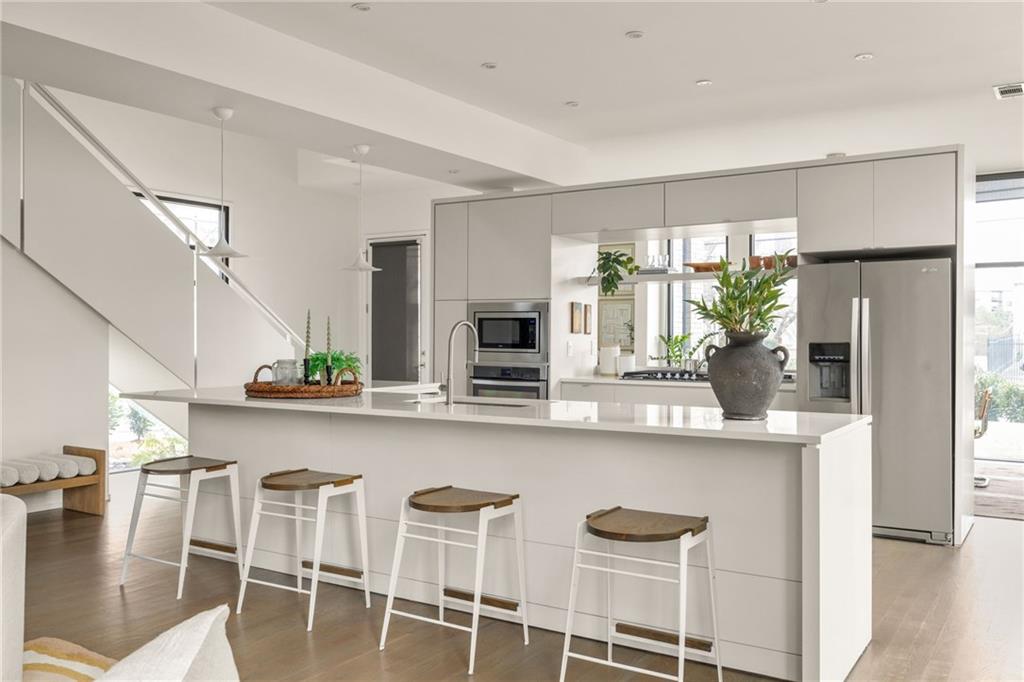 422 Glen Iris Drive NE