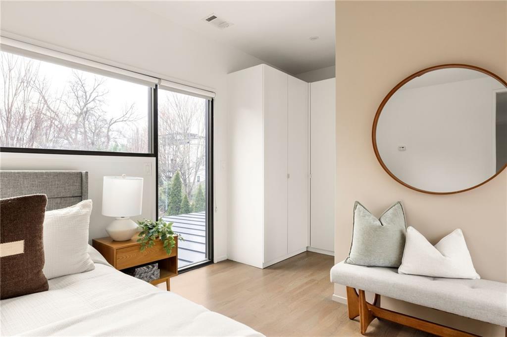 422 Glen Iris Drive NE