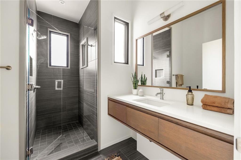 422 Glen Iris Drive NE