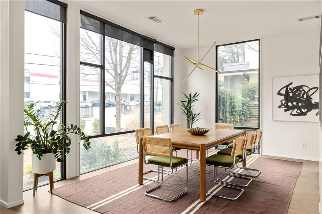 422 Glen Iris Drive NE