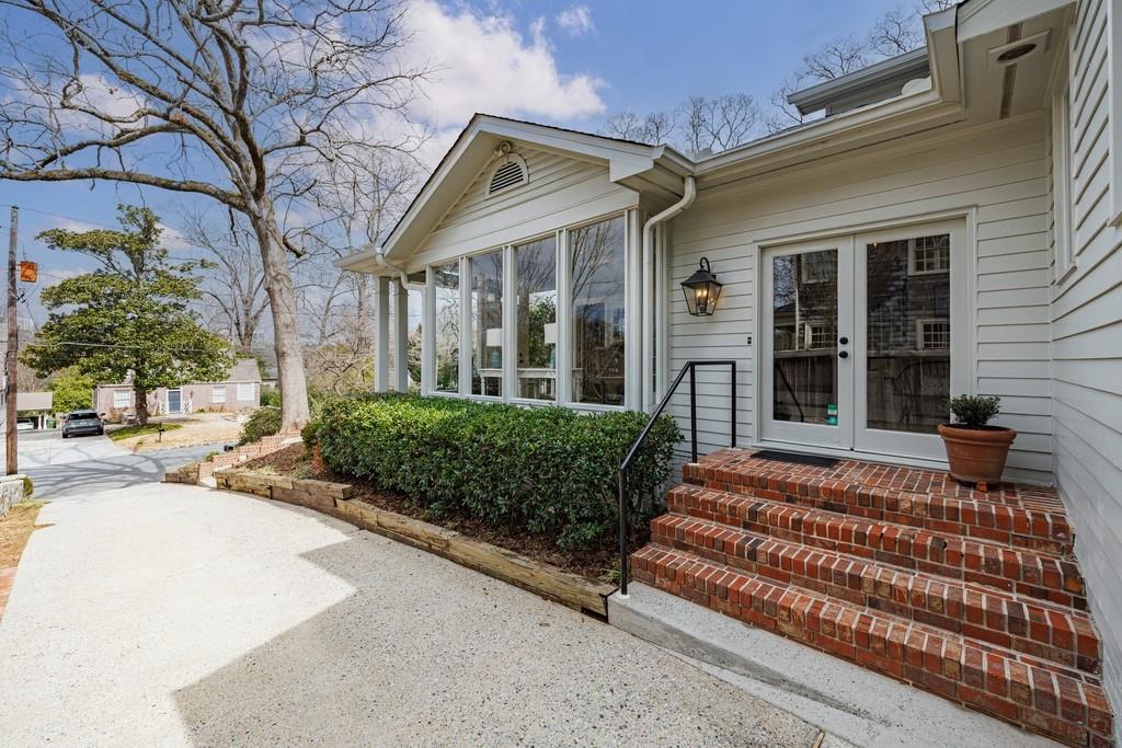 241 Lakeview Avenue NE