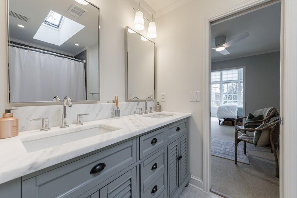 241 Lakeview Avenue NE