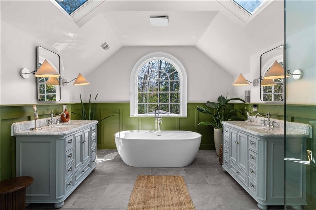 183 E Wesley Road NE