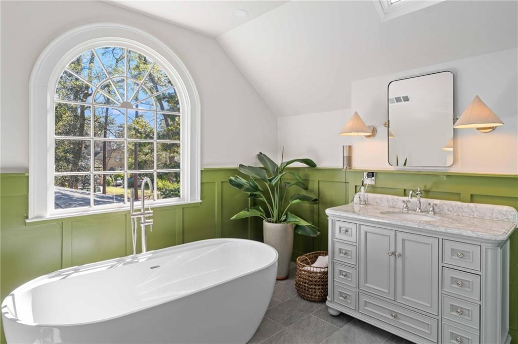 183 E Wesley Road NE