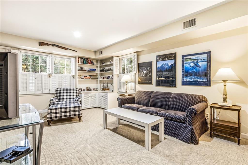 547 Spring Valley Road NW